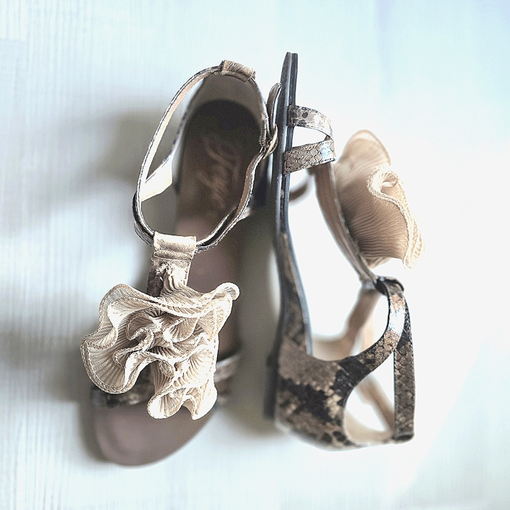 Fergie Isatope Women's Snake Print Sandals Size 8.5 M